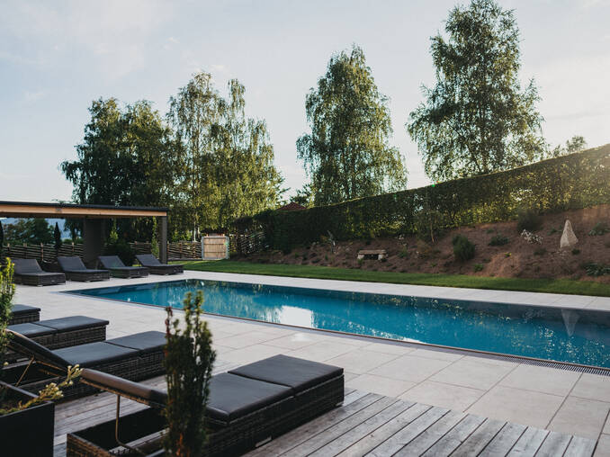 Entspannung auf den Liegen am Außenpool vom Hotel Muhr