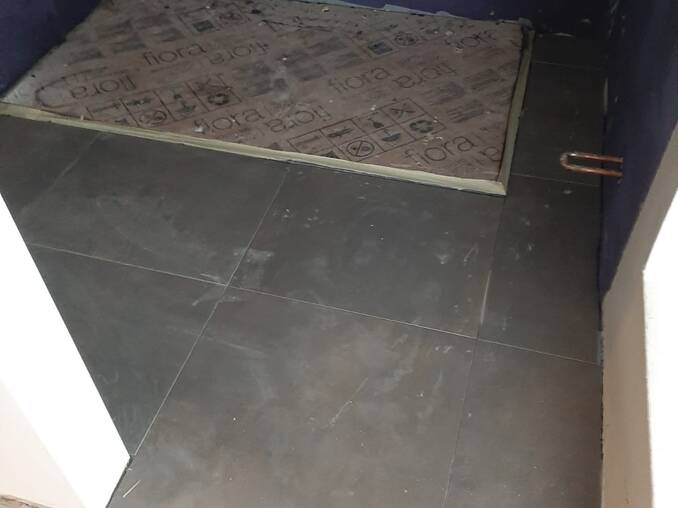 Die Fliesen werden verlegt im neuen Hotel Waldhof Muhr