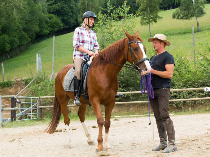 Erich Muhr am Reitplatz des Hotel Muhr