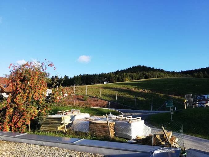 Baumaterialien mit Blick auf die Hirschalmhütte
