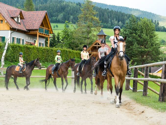Mädchen am Reitplatz des Hotels Waldhof Muhr Mädchen am Reitplatz des Hotels Waldhof Muhr