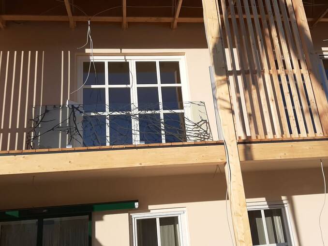 Balkon mit Hirschbirngläser am Hotel Waldhof Muhr