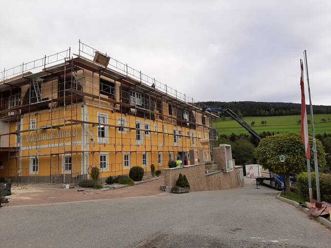 Kran vorm Hotel Waldhof Muhr