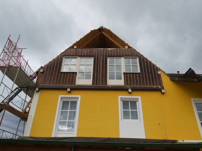 Abriss des Daches am Hotel Waldhof Muhr