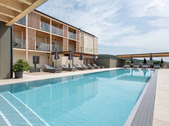 Pool im 4* Hotel Waldhof Muhr Pool im 4* Hotel Waldhof Muhr