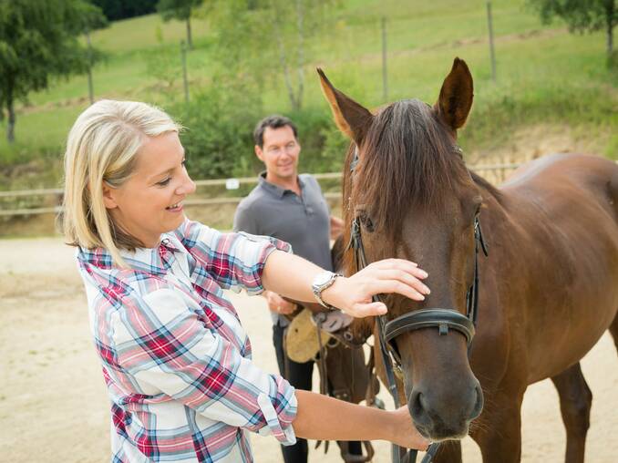 Urlauber am Reitplatz vom Hotel Waldhof Muhr