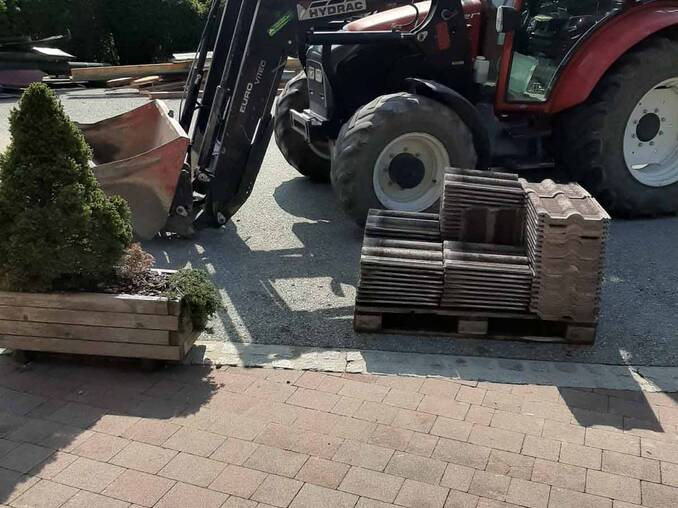 Traktor am Werk am Hotel Waldhof Muhr