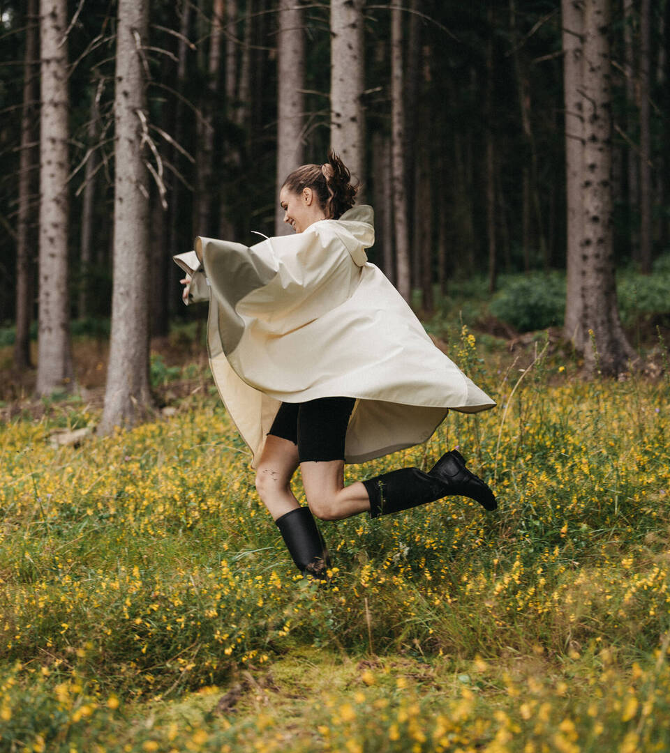 Frau genießt die ruhe inmitten der Natur im Hotel Muhr
