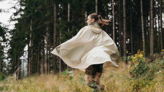 Frau schlendert durch die Natur vom Hotel Muhr Frau schlendert durch die Natur vom Hotel Muhr