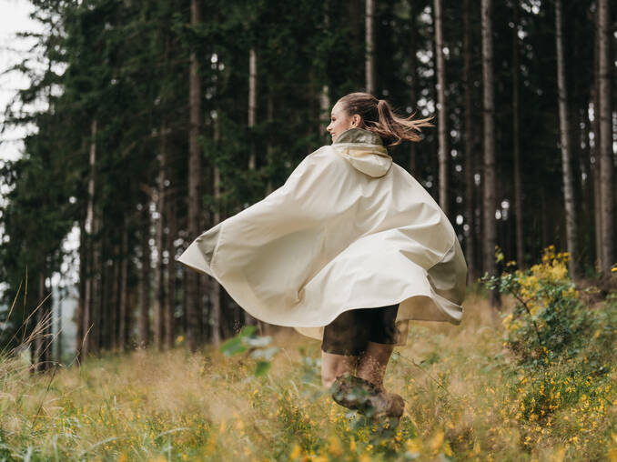 Frau schlendert durch die Natur vom Hotel Muhr