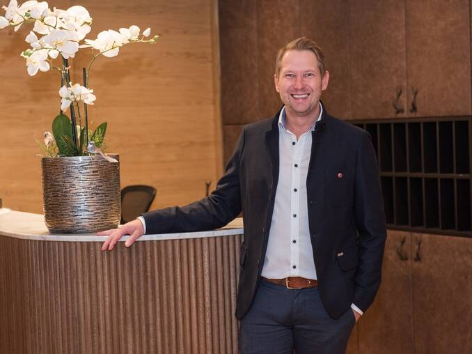 Dietmar vor der Rezeption im Hotel Waldhof Muhr
