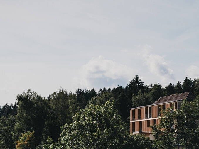 Hotel Muhr umgeben von grünen Wäldern und Wiesen