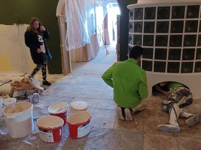 Rezeptionsbereich mit Kachelofen im Hotel Waldhof Muhr