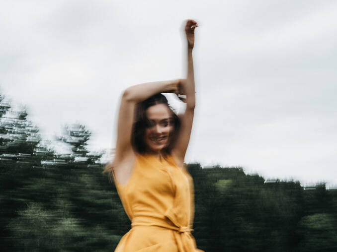 Frau genießt die frische Luft in der Natur rund um das Hotel Muhr