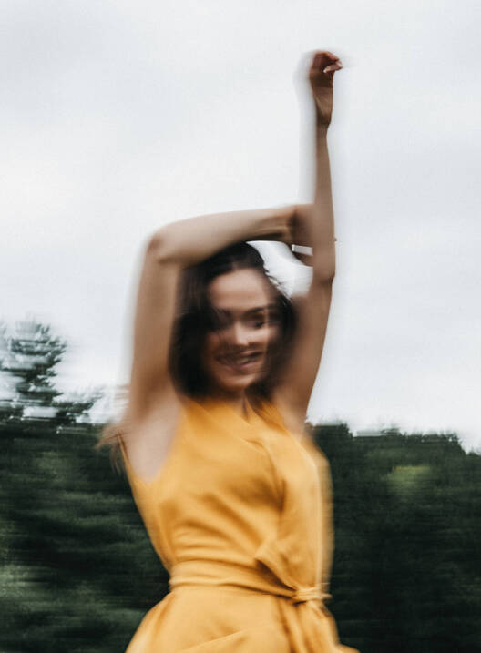 Frau genießt die frische Luft in der Natur rund um das Hotel Muhr