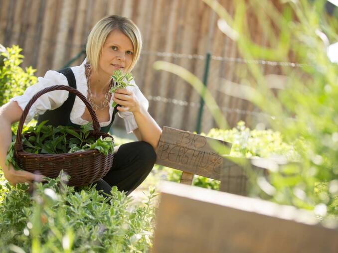 Kräuterexpertin Evelyn im Garten vom Hotel Waldhof Muhr