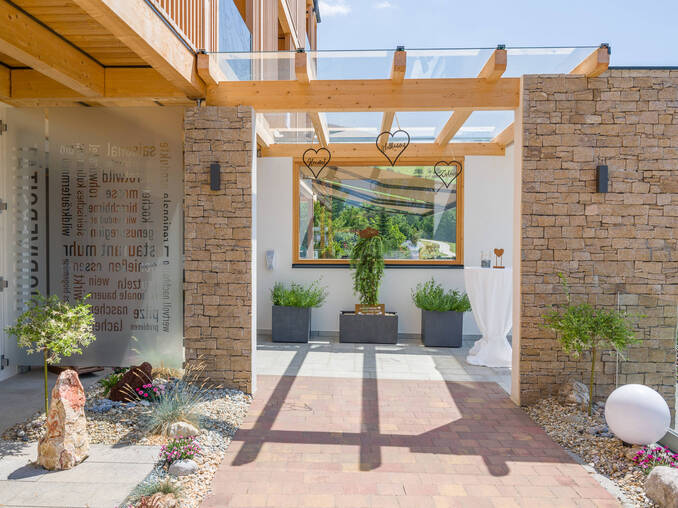 Eingang zum Restaurant im 4* Hotel Waldhof Muhr