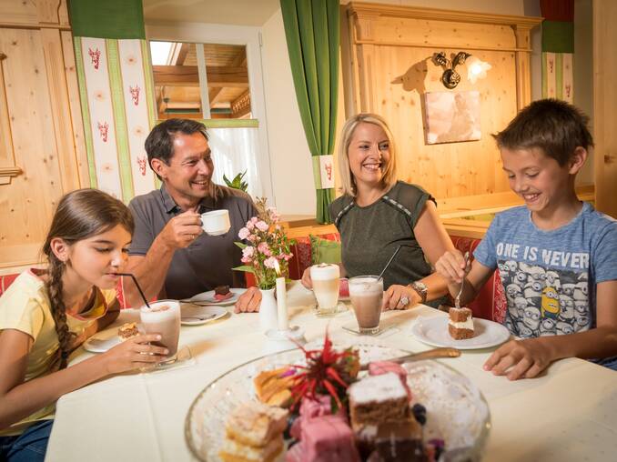 Familienessen im Hotel Waldhof Muhr Familienessen im Hotel Waldhof Muhr