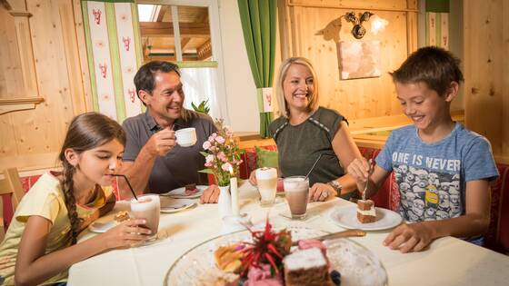 Familienessen im Hotel Waldhof Muhr Familienessen im Hotel Waldhof Muhr
