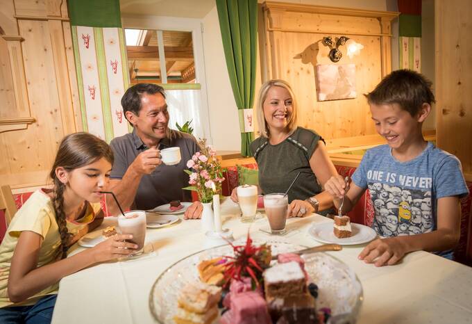 Stärkung beim Familienurlaub im 4* Hotel Waldhof Muhr