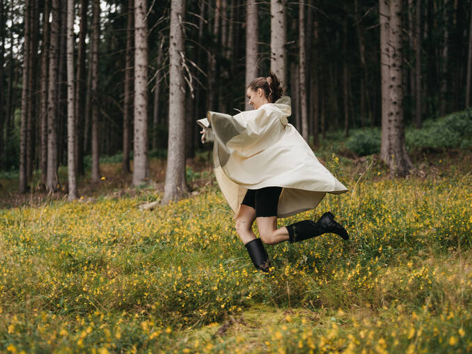 Frau tanzend in der Natur vom Hotel Muhr