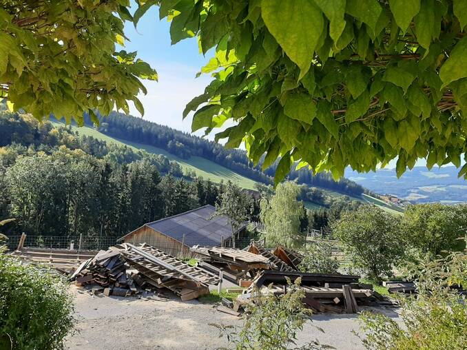 Gerümpel vorm Hotel Waldhof Muhr