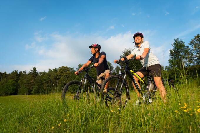 Radfahren unter blauen Himmel am Hotel Waldhof Muhr