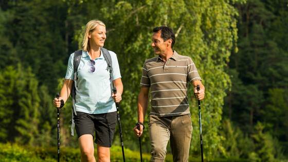 Paar beim Wandern um das Hotel Waldhof Muhr