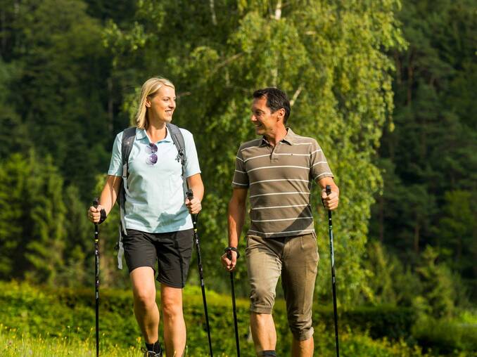 Paar beim Wandern um das Hotel Waldhof Muhr