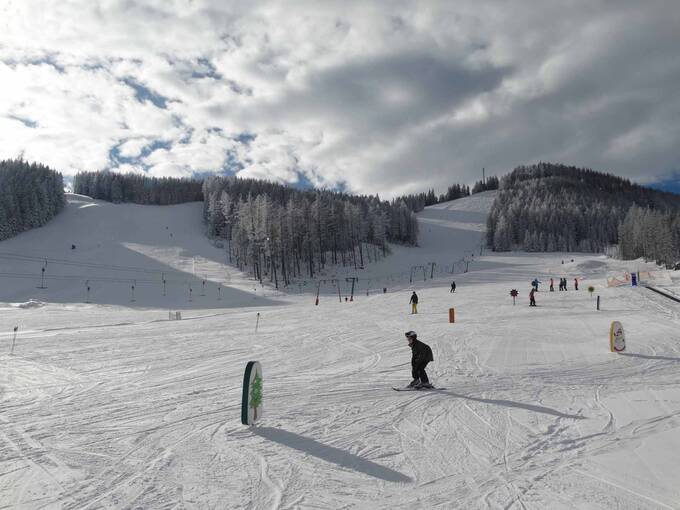 Skipiste auf der Sommeralm unweit vom Hotel Waldhof Muhr (c) Oststeiermark Tourismus