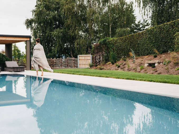 Frau entspannt sich am Pool im Hotel Muhr