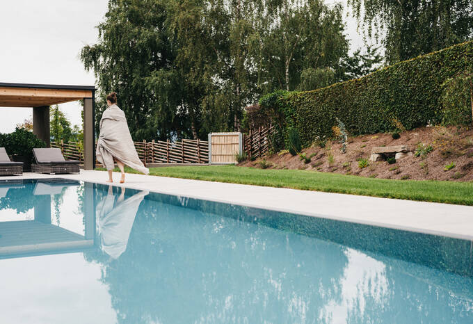 Frau entspannt sich am Pool im Hotel Muhr