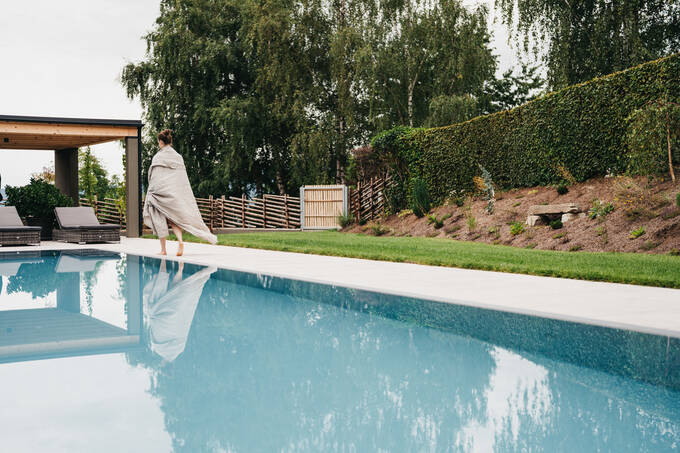 Frau entspannt sich am Pool im Hotel Muhr