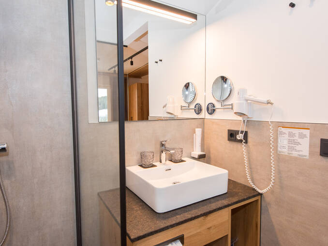 Badezimmer im Natur De Luxe Zimmer im Hotel Waldhof Muhr Badezimmer im Natur De Luxe Zimmer im Hotel Waldhof Muhr