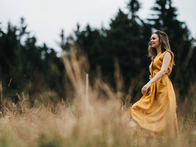 Frau schlendert entspannt durch die Natur beim Hotel Muhr