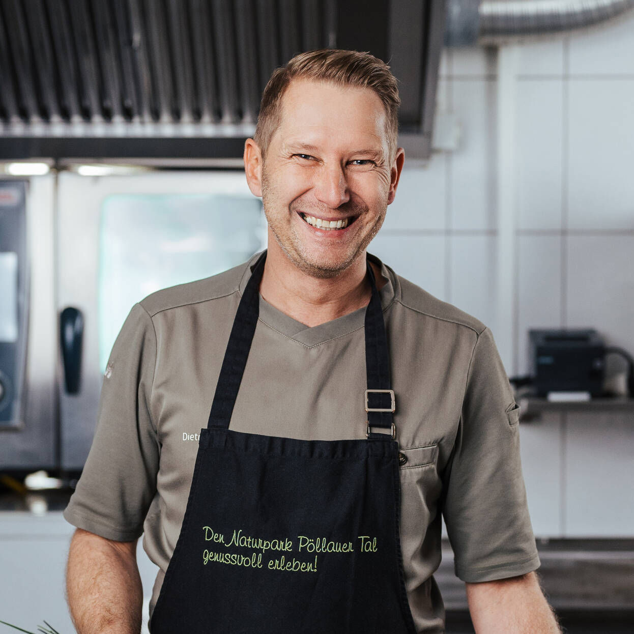 Dietmar bereitet mit Freude ein Gericht in der Küche im Hotel Muhr zu