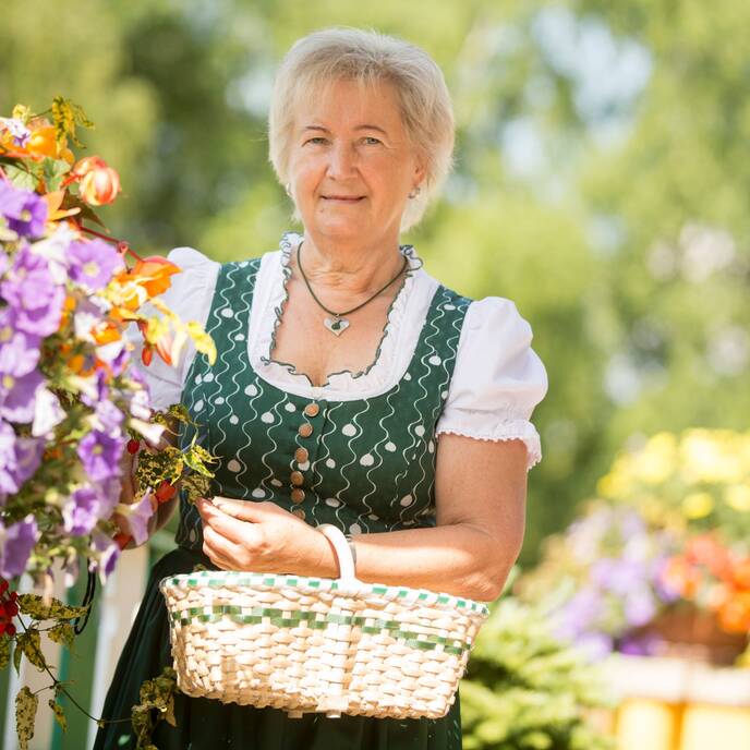 Seniorchefin Maria im Blumengarten des Hotels Waldhof Muhr