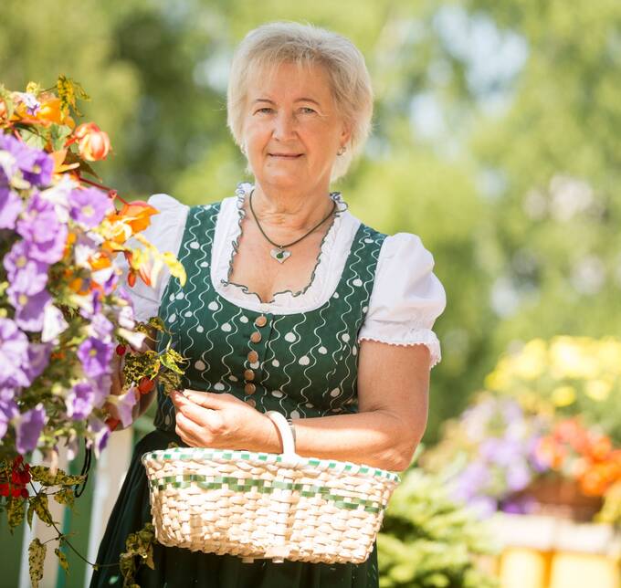 Seniorchefin Maria im Blumengarten des Hotels Waldhof Muhr