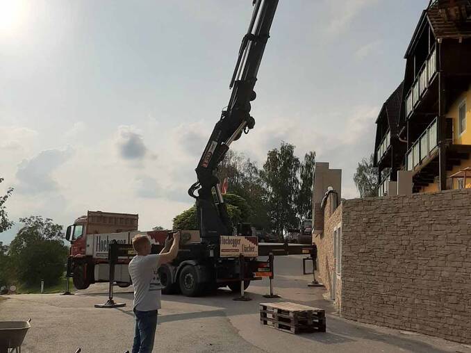 Baukran am Hotel Waldhof Muhr