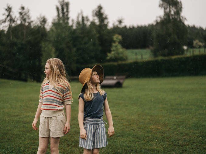Kinder auf der Wiese vom Hotel Muhr.