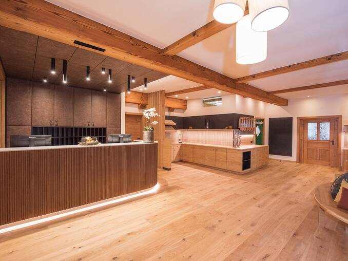 Renovierte Rezeption im Hotel Waldhof Muhr