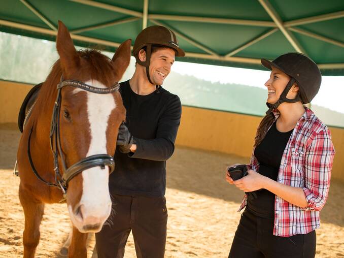 Urlauber in der Longierhalle des Hotel  Muhr