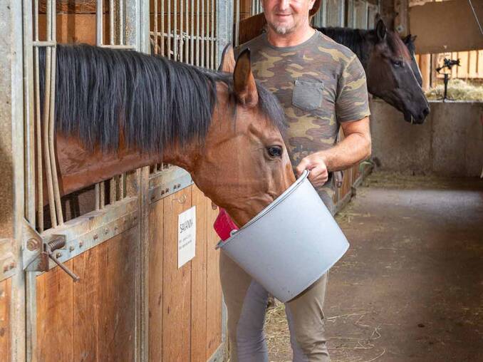 Erich Muhr im Stall des Hotel Muhr