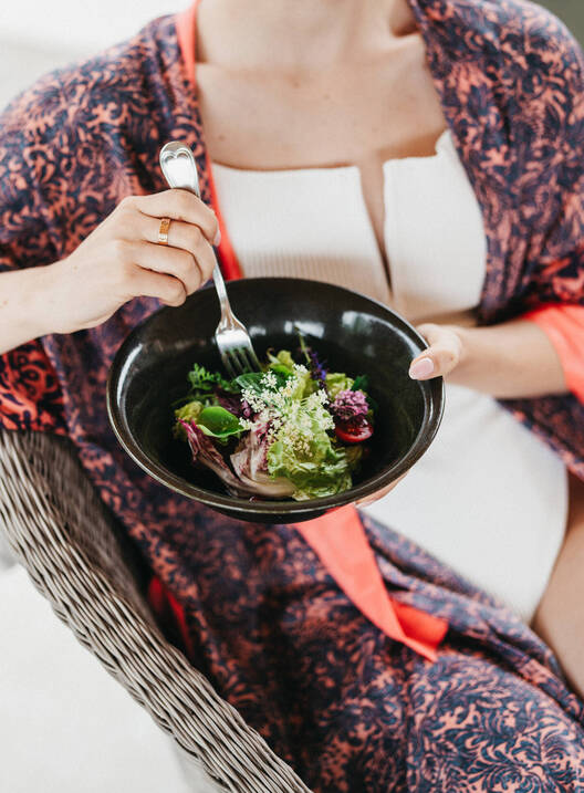 Frau genießt ein Gourmet-Gericht im Hotel Muhr