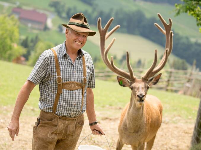 Seniorchef Erich mit den Hirschen des Hotels Waldhof Muhr Seniorchef Erich mit den Hirschen des Hotels Waldhof Muhr