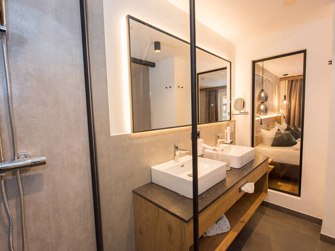 Bad im Familienzimmer Natur De Luxe im Hotel Waldhof Muhr Bad im Familienzimmer Natur De Luxe im Hotel Waldhof Muhr