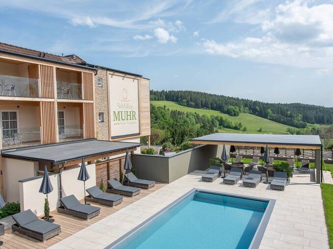 Pool im 4* Hotel Waldhof Muhr