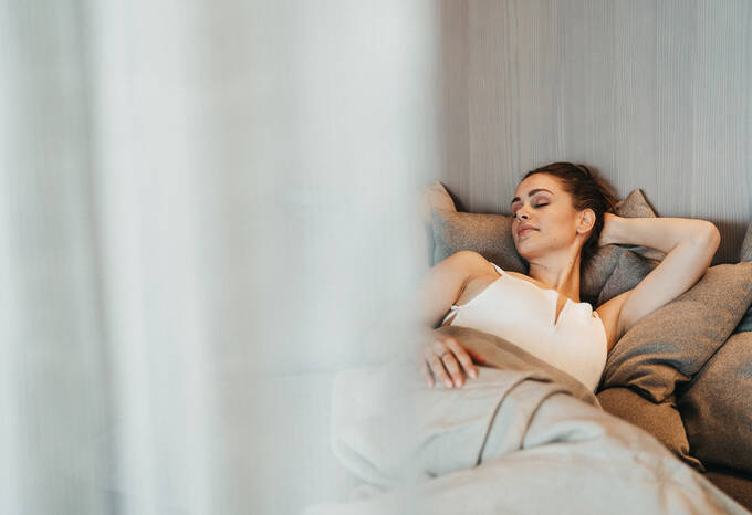 Frau entspannt im Hotel Muhr