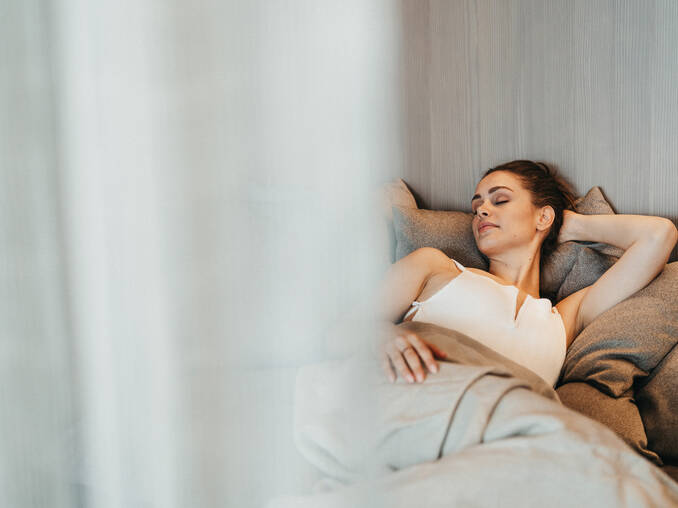 Frau entspannt im Hotel Muhr