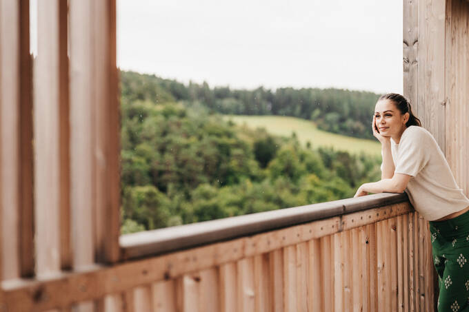 Frau genießt die Aussicht vom Balkon vom Hotel Muhr